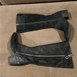 EUC. Born distressed leather and suede boots.